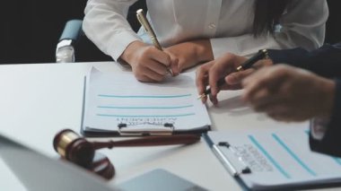 Hukuk firması geçmişinde takım toplantısı. Hukuk ve Hukuk Hizmetleri kavramları.