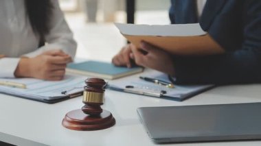 Hukuk firması geçmişinde takım toplantısı. Hukuk ve Hukuk Hizmetleri kavramları.