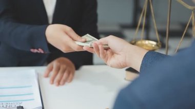 Hukuk firması geçmişinde takım toplantısı. Hukuk ve Hukuk Hizmetleri kavramları.