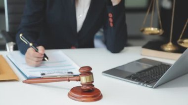 Hukuk firması geçmişinde takım toplantısı. Hukuk ve Hukuk Hizmetleri kavramları.