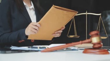 Hukuk firması geçmişinde takım toplantısı. Hukuk ve Hukuk Hizmetleri kavramları.