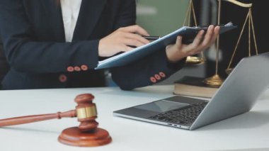 Hukuk firması geçmişinde takım toplantısı. Hukuk ve Hukuk Hizmetleri kavramları.