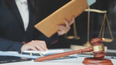 Hukuk firması geçmişinde takım toplantısı. Hukuk ve Hukuk Hizmetleri kavramları.