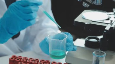 Bilim adamları, Ölümcül Hastalıkları ve Araştırma Merkezi 'ni tedavi etmeye çalışan bir bilim adamı takımında çalışıyor..