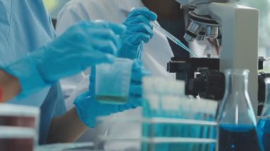 Bilim adamları, Ölümcül Hastalıkları ve Araştırma Merkezi 'ni tedavi etmeye çalışan bir bilim adamı takımında çalışıyor..