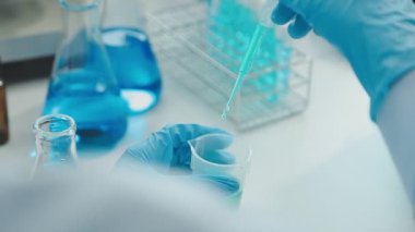 Bilim adamları, Ölümcül Hastalıkları ve Araştırma Merkezi 'ni tedavi etmeye çalışan bir bilim adamı takımında çalışıyor..