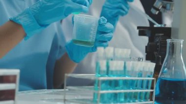 Bilim adamları, Ölümcül Hastalıkları ve Araştırma Merkezi 'ni tedavi etmeye çalışan bir bilim adamı takımında çalışıyor..