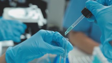 Bilim adamları, Ölümcül Hastalıkları ve Araştırma Merkezi 'ni tedavi etmeye çalışan bir bilim adamı takımında çalışıyor..