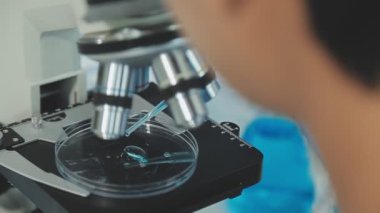 Bir grup genç araştırmacı çağdaş bir laboratuvar ortamında yeni bir aşı geliştirmeye odaklanmış durumda.