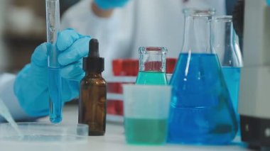 Bir grup genç araştırmacı çağdaş bir laboratuvar ortamında yeni bir aşı geliştirmeye odaklanmış durumda.