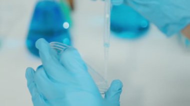 Bir grup genç araştırmacı çağdaş bir laboratuvar ortamında yeni bir aşı geliştirmeye odaklanmış durumda.
