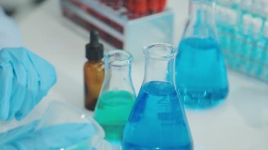 Bir grup genç araştırmacı çağdaş bir laboratuvar ortamında yeni bir aşı geliştirmeye odaklanmış durumda.