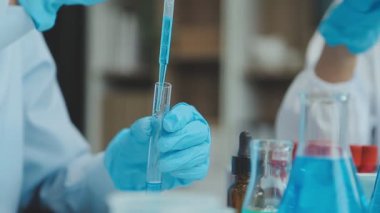 Bir grup genç araştırmacı çağdaş bir laboratuvar ortamında yeni bir aşı geliştirmeye odaklanmış durumda.