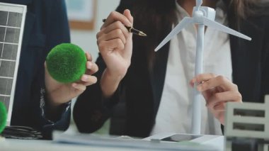 Çevre dostu ve temiz enerji ürünlerinin pazarlanması konusunda bir grup iş adamıyla Eko şirketleri toplantısı var. Yeşil işletme konsepti.