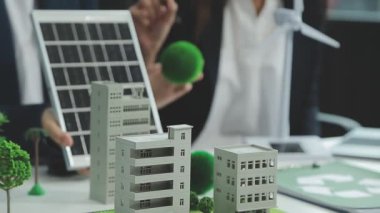 Çevre dostu ve temiz enerji ürünlerinin pazarlanması konusunda bir grup iş adamıyla Eko şirketleri toplantısı var. Yeşil işletme konsepti.