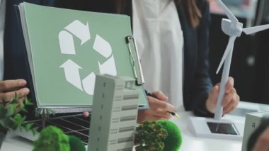 Çevre dostu ve temiz enerji ürünlerinin pazarlanması konusunda bir grup iş adamıyla Eko şirketleri toplantısı var. Yeşil işletme konsepti.