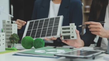 Çevre dostu ve temiz enerji ürünlerinin pazarlanması konusunda bir grup iş adamıyla Eko şirketleri toplantısı var. Yeşil işletme konsepti.