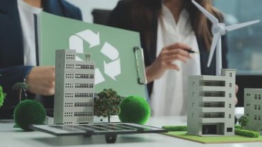 Çevre dostu ve temiz enerji ürünlerinin pazarlanması konusunda bir grup iş adamıyla Eko şirketleri toplantısı var. Yeşil işletme konsepti.