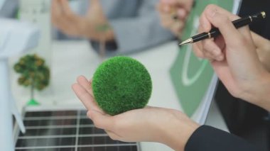 Çevre dostu ve temiz enerji ürünlerinin pazarlanması konusunda bir grup iş adamıyla Eko şirketleri toplantısı var. Yeşil işletme konsepti.