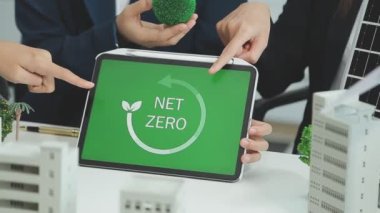 Çevre dostu ve temiz enerji ürünlerinin pazarlanması konusunda bir grup iş adamıyla Eko şirketleri toplantısı var. Yeşil işletme konsepti.