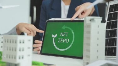 Çevre dostu ve temiz enerji ürünlerinin pazarlanması konusunda bir grup iş adamıyla Eko şirketleri toplantısı var. Yeşil işletme konsepti.