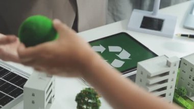 Bir grup profesyonelin çevre dostu ve temiz enerji ürünleri pazarlama stratejilerini tartıştığı yeşil işletme toplantısı.