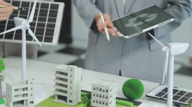 Bir grup profesyonelin çevre dostu ve temiz enerji ürünleri pazarlama stratejilerini tartıştığı yeşil işletme toplantısı.