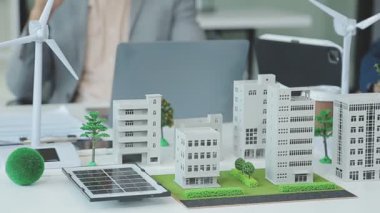 Bir grup profesyonelin çevre dostu ve temiz enerji ürünleri pazarlama stratejilerini tartıştığı yeşil işletme toplantısı.