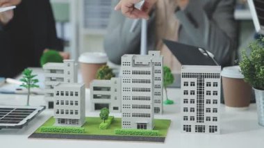Yeşil bir şirketten iş profesyonelleri, çevre dostu ve yenilenebilir enerji çözümleri için pazarlama yaklaşımlarını tartışmak üzere bir araya geldiler.