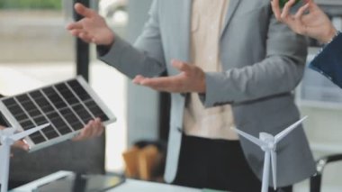 Yeşil bir şirketten iş profesyonelleri, çevre dostu ve yenilenebilir enerji çözümleri için pazarlama yaklaşımlarını tartışmak üzere bir araya geldiler.