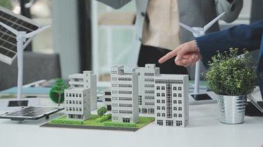 Yeşil bir şirketten iş profesyonelleri, çevre dostu ve yenilenebilir enerji çözümleri için pazarlama yaklaşımlarını tartışmak üzere bir araya geldiler.