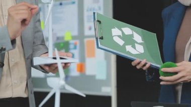 Yeşil bir şirketten iş profesyonelleri, çevre dostu ve yenilenebilir enerji çözümleri için pazarlama yaklaşımlarını tartışmak üzere bir araya geldiler.