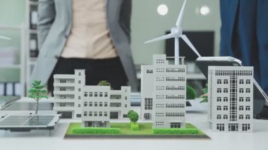 Yeşil bir şirketten iş profesyonelleri, çevre dostu ve yenilenebilir enerji çözümleri için pazarlama yaklaşımlarını tartışmak üzere bir araya geldiler.