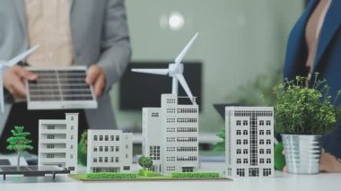 Yeşil bir şirketten iş profesyonelleri, çevre dostu ve yenilenebilir enerji çözümleri için pazarlama yaklaşımlarını tartışmak üzere bir araya geldiler.