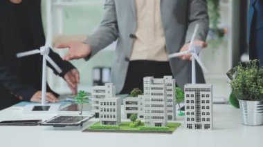 Yeşil bir şirketten iş profesyonelleri, çevre dostu ve yenilenebilir enerji çözümleri için pazarlama yaklaşımlarını tartışmak üzere bir araya geldiler.