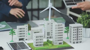 Yeşil bir şirketten iş profesyonelleri, çevre dostu ve yenilenebilir enerji çözümleri için pazarlama yaklaşımlarını tartışmak üzere bir araya geldiler.