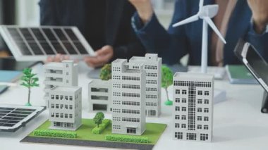 Yeşil bir şirketten iş profesyonelleri, çevre dostu ve yenilenebilir enerji çözümleri için pazarlama yaklaşımlarını tartışmak üzere bir araya geldiler.