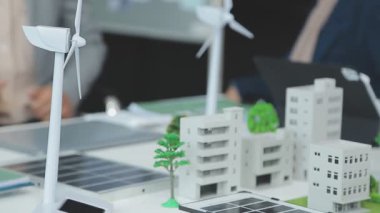 Yeşil bir şirketten iş profesyonelleri, çevre dostu ve yenilenebilir enerji çözümleri için pazarlama yaklaşımlarını tartışmak üzere bir araya geldiler.