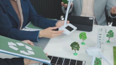 Yeşil bir şirketten iş profesyonelleri, çevre dostu ve yenilenebilir enerji çözümleri için pazarlama yaklaşımlarını tartışmak üzere bir araya geldiler.