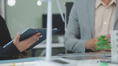 Yeşil bir şirketten iş profesyonelleri, çevre dostu ve yenilenebilir enerji çözümleri için pazarlama yaklaşımlarını tartışmak üzere bir araya geldiler.