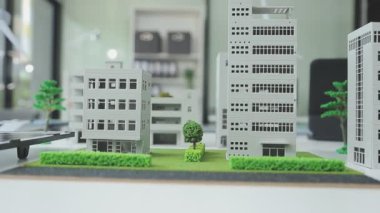 Ev satma, sigorta acentesi ev yatırım kredisi konseptini inceliyor.