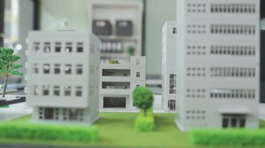 Ev satma, sigorta acentesi ev yatırım kredisi konseptini inceliyor.