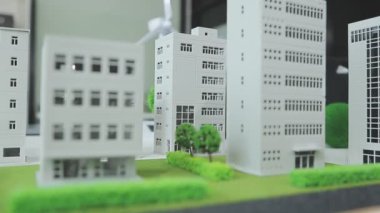 Ev satma, sigorta acentesi ev yatırım kredisi konseptini inceliyor.