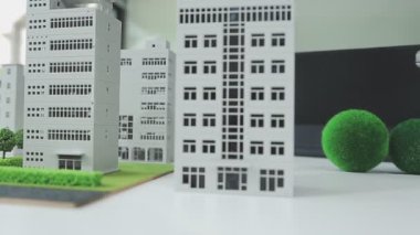 Ev satma, sigorta acentesi ev yatırım kredisi konseptini inceliyor.