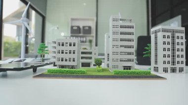 Ev satma, sigorta acentesi ev yatırım kredisi konseptini inceliyor.