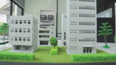 Ev satma, sigorta acentesi ev yatırım kredisi konseptini inceliyor.