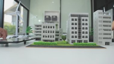 Ev satma, sigorta acentesi ev yatırım kredisi konseptini inceliyor.