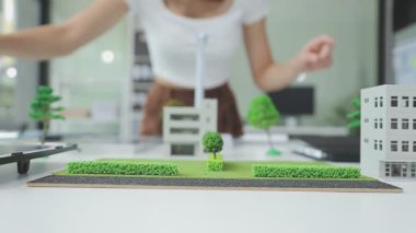 Ev satma, sigorta acentesi ev yatırım kredisi konseptini inceliyor.