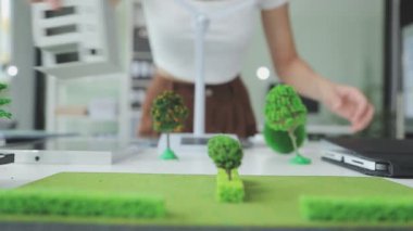 Katılımcıların temiz enerji ve sürdürülebilir ürünler için pazarlama stratejileri geliştirmeye odaklandığı Eko-İş Ekibi toplantısı, yeşil işletme ilkelerini vurguladı