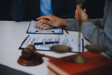 Danışmanlık ve erkek avukatlar konferansı ve profesyonel iş kadını avukatlık bürosunda çalışıyor ve tartışıyorlar. Hukuk kavramları, Yargıç Tokmak adalet terazisiyle..